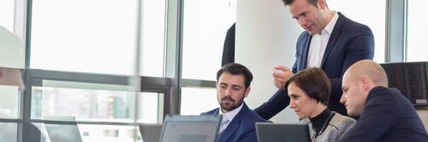 Financiación Circulante distribuidor - Gente en oficina en una reunión - Caja Rural de Navarra