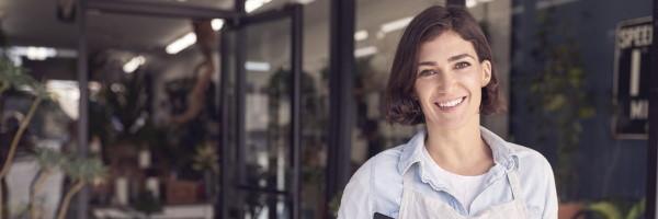 veamos-nacer-esa-nueva-idea-mujer-frente-a-su-negocio-sonriendo Caja Rural de Navarra veamos-nacer-esa-nueva-idea-mujer-frente-a-su-negocio-sonriendo Caja Rural de Navarra