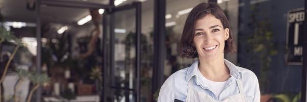 veamos-nacer-esa-nueva-idea-mujer-frente-a-su-negocio-sonriendo Nafarroako Rural Kutxa