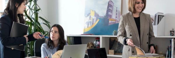 Soluciones y servicios para emprendedores - Dos personas trabajando con un ordenador Soluciones y servicios para emprendedores - personas trabajando en una oficina