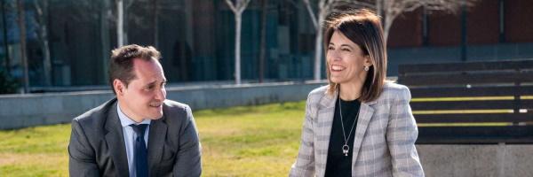 Cuenta Bienvenida - Pareja riendo y charlando sentados en un banco en un parque