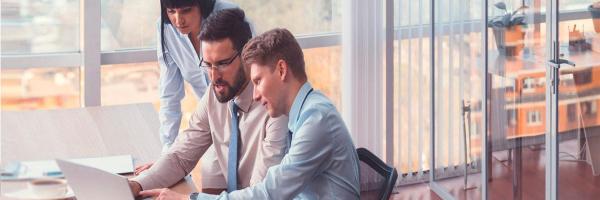 Rural Factoring - Dos hombres y una mujer hablando en una reunión en la oficina