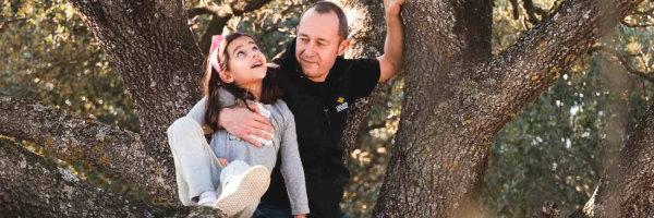 Seguro de Vida RGAMasVida - padre-e-hija-subidos-en-un-arbol