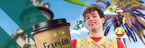 Fermín señalando vaso de papel con su nombre