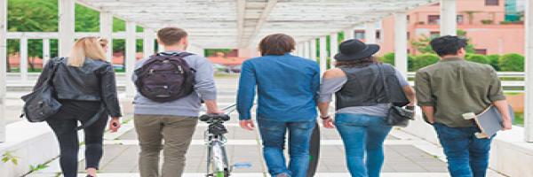Programa Joven IN distribuidor - Cinco jóvenes de espaldas andando - Caja Rural de Navarra