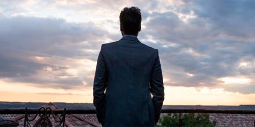 Promoción Personalización - Hombre de espaldas con traje mirando el paisaje de la ciudad Promoción Personalización - Hombre de espaldas con traje mirando el paisaje de la ciudad