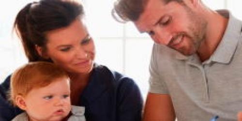 prestamos-particulares-hombre-mujer-bebe-sonriendo-casa-caja-rural-de-navarra prestamos-particulares-hombre-mujer-bebe-sonriendo-casa-caja-rural-de-navarra
