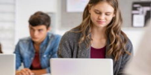 Eskola Digitala . Apoyamos la digitalización de tu centro educativo Alumnos en el aula con portátiles