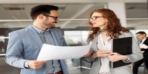 Promocion Servicio Comercio Exterior - Hombre y mujer con traje hablando en la oficina sobre comercio exterior con papeles en las manos
