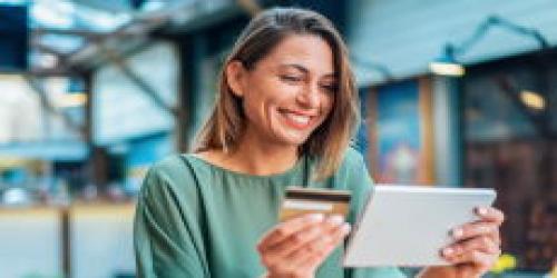 Promoción Tarjetas Recomendador - chica-sonriendo-con-tarjeta-en-la-mano Promoción Tarjetas Recomendador - chica-sonriendo-con-tarjeta-en-la-mano