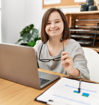 mujer-con-sindrome-de-down-trabajando-con-portatil-en-una-oficina-negocio