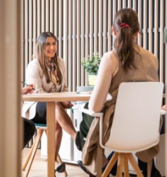 Acceso Gescooperativo - mujeres reunidas Caja Rural de Navarra