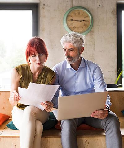 Ventajas para empresas - Reunión de negocios entre un hombre y una mujer de negocios en oficina