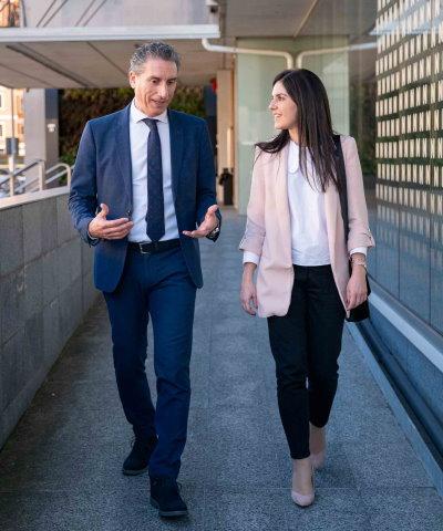 Hombre y mujer de traje hablando - Caja Rural de Navarra