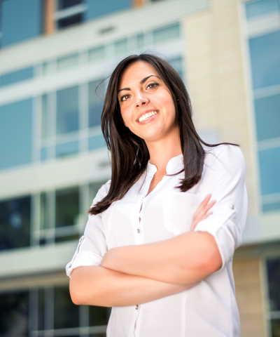 credito-promueve-mujer-de-negocio-autonoma-camisa-blanca-edificio-emprendedora-caja-rural-de-navarra