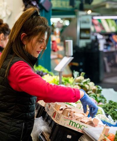 TPV Promueve Autónomos - Frutera trabajando en su negocio- Caja Rural de Navarra